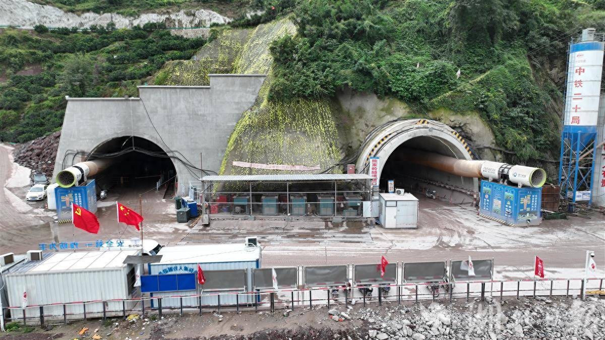 双柳长江大桥桥面铺装进度_湖北高速公路建设项目_高速建设