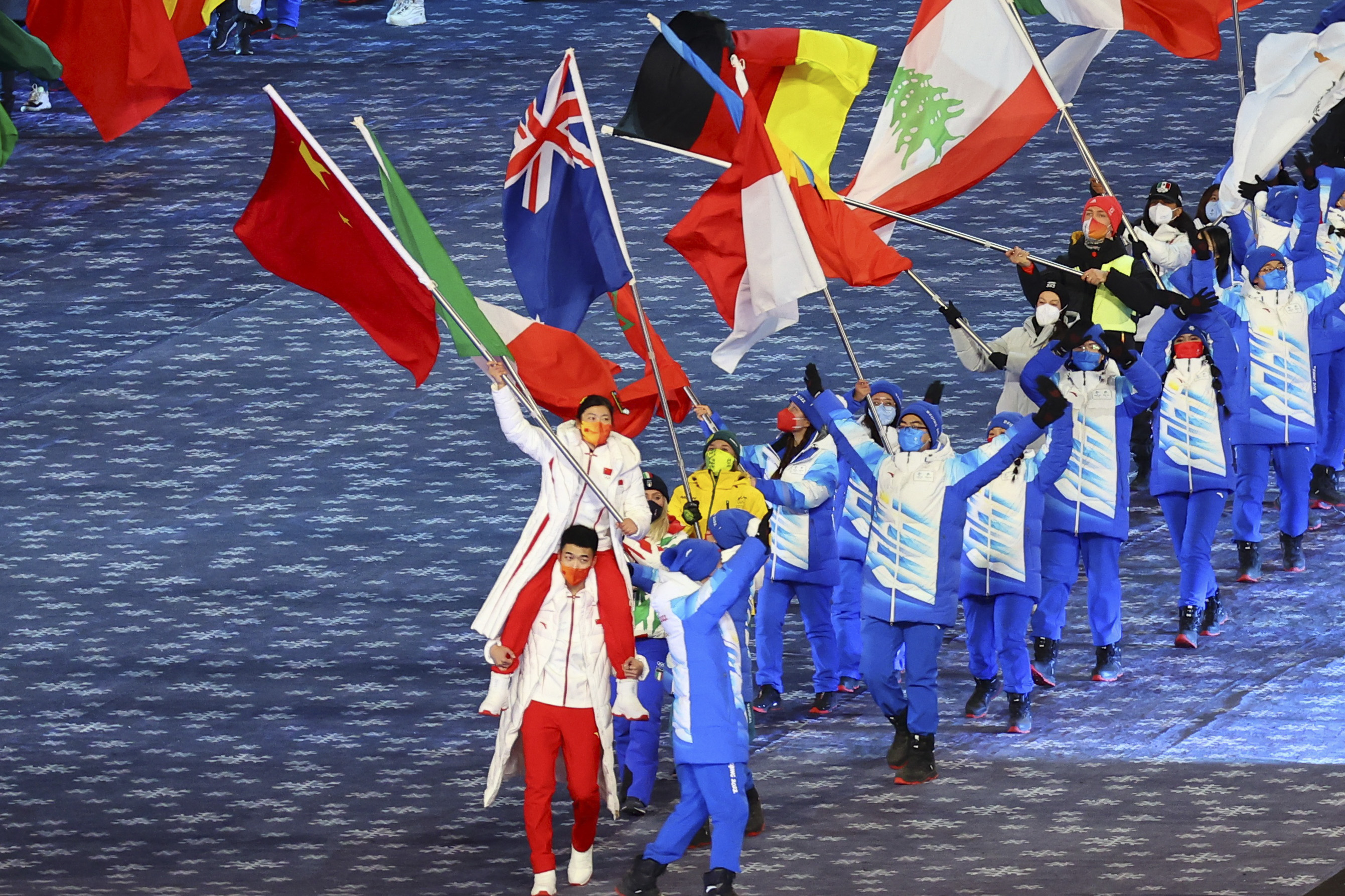 中国代表团旗手高亭宇徐梦桃_北京2022年冬奥会闭幕式_冬奥会闭幕式